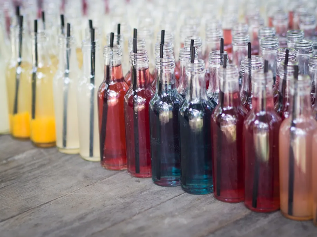 Botellas de destilados listas en la barra de Tipsy Bar
